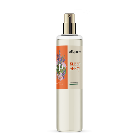 Sleep Spray AlfaPureo, pôvodná etiketa obopínajúca flakón bez zmeny proporcií v jednotnej výške, priehľadné pozadie